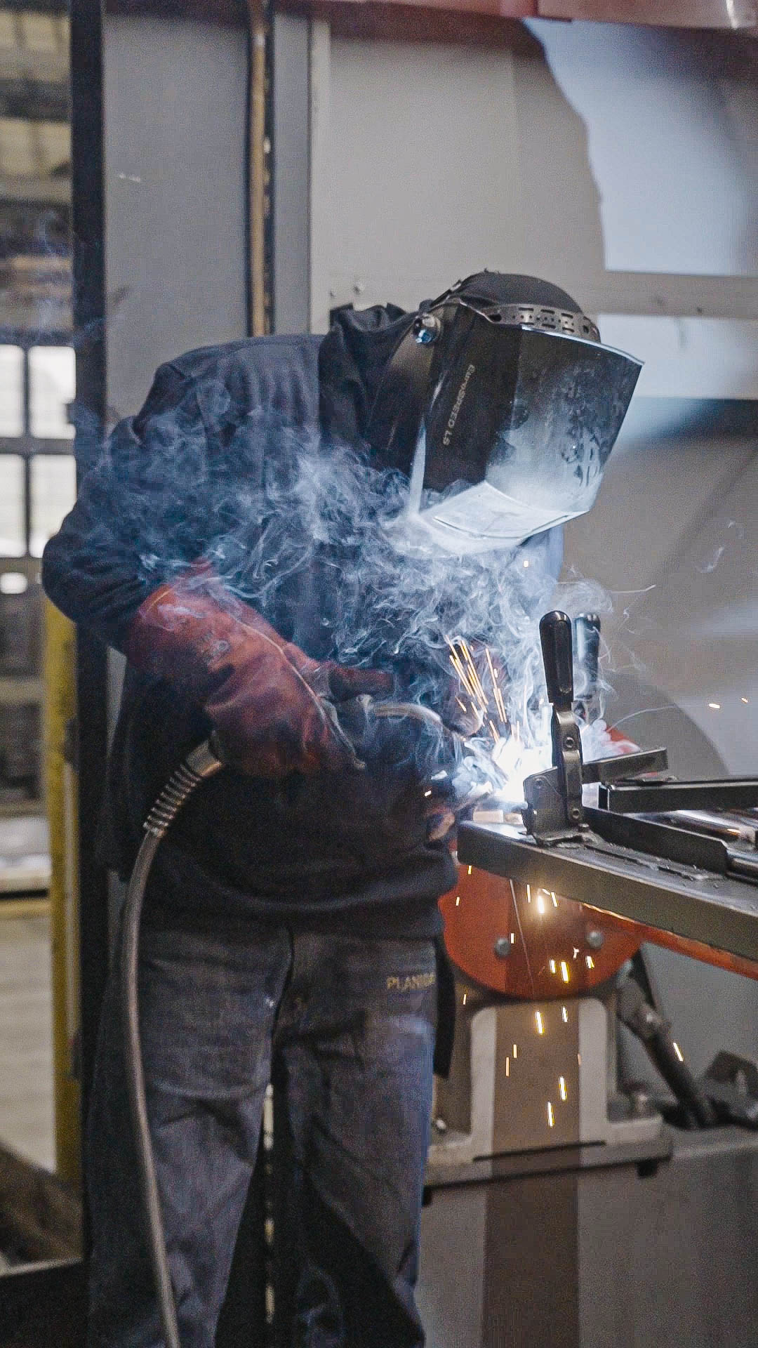 Lasser aan het werk op de productievloer