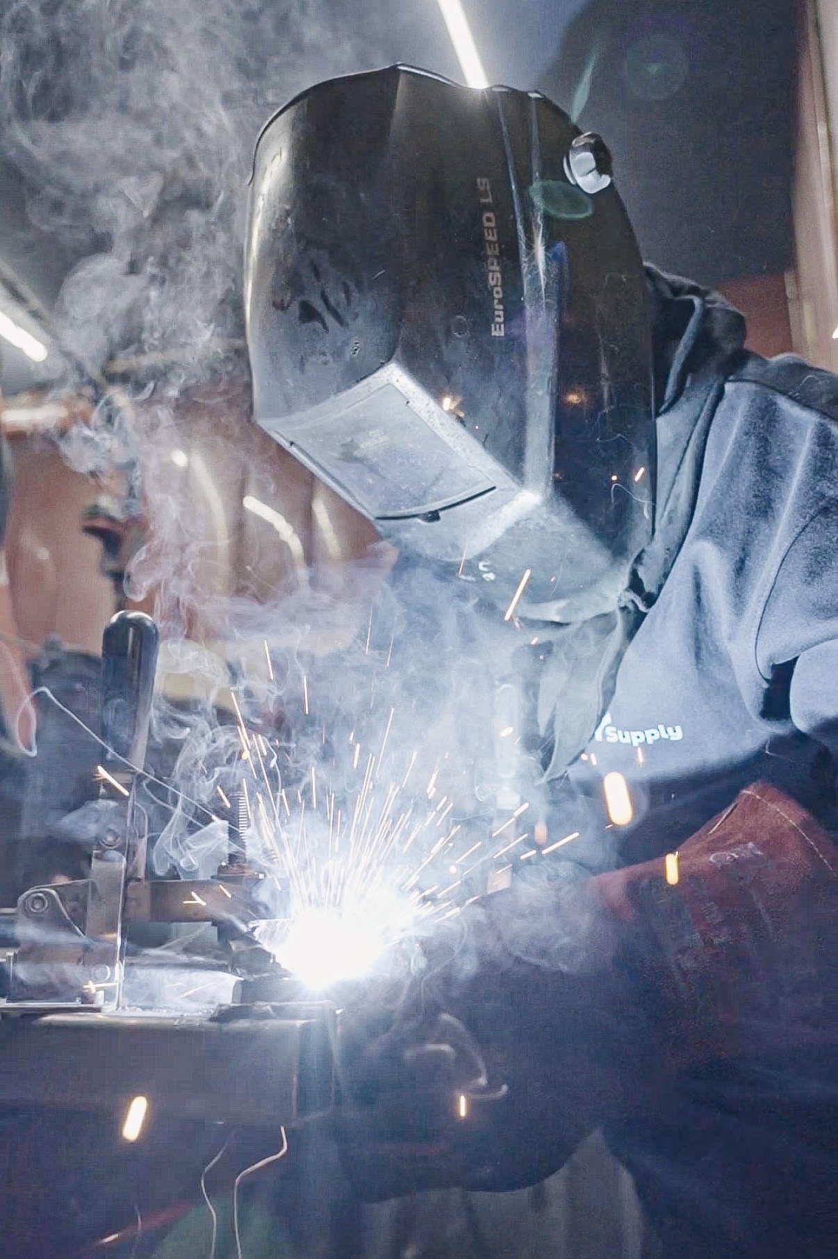 Lasser aan het werk in een productieomgeving
